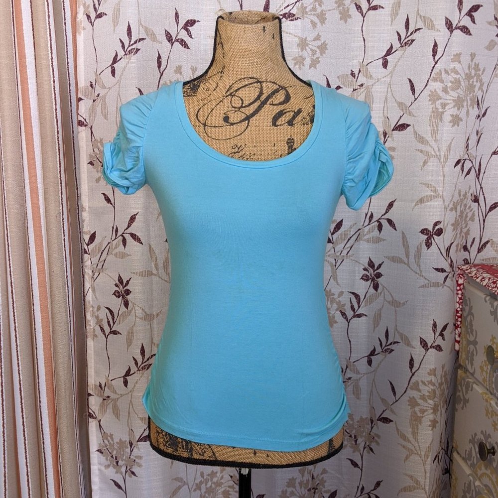 Vine, Light Blue shirt. Size: S.